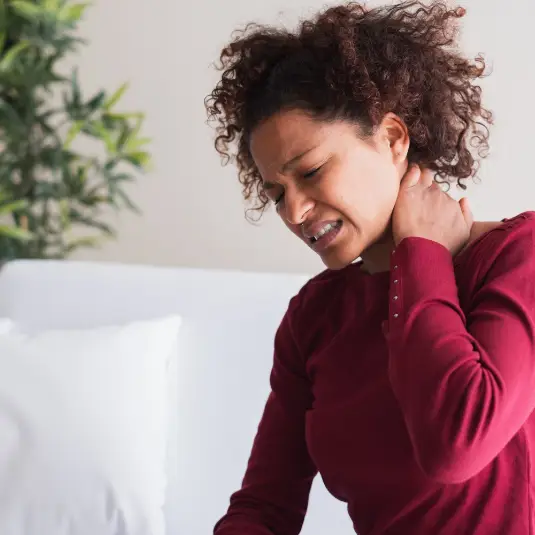 inflammationaches Woman holds painful neck