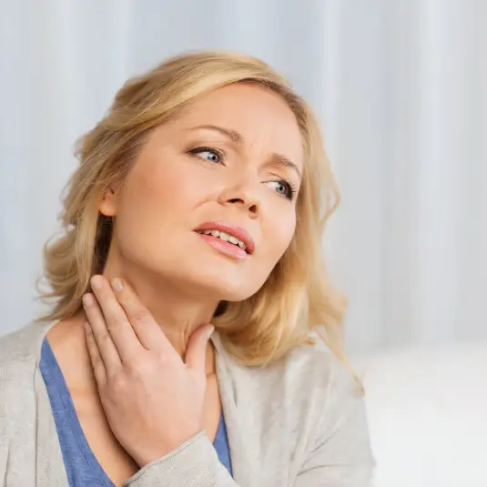 thyroid-issue Woman holds neck