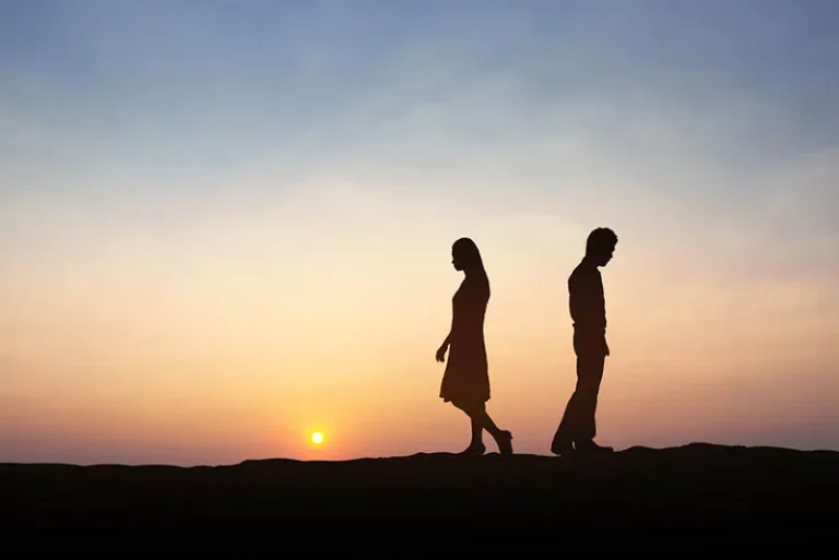 Handle A Breakup Successfully - Silhouette of a couple facing away from each other with the sunset in the background